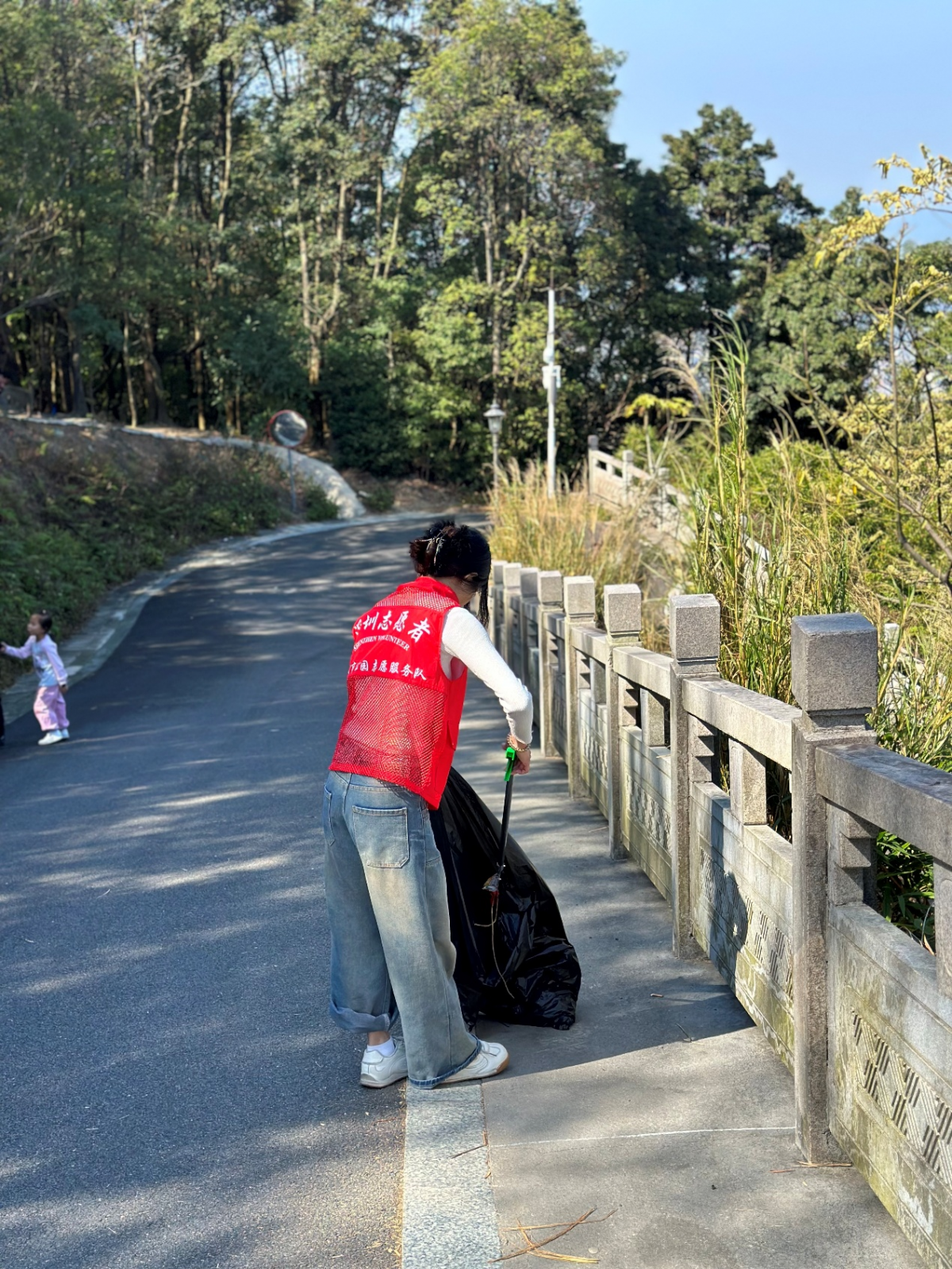 守護(hù)綠水青山，久信達(dá)環(huán)保袋義工點(diǎn)亮陽臺(tái)山(圖2)